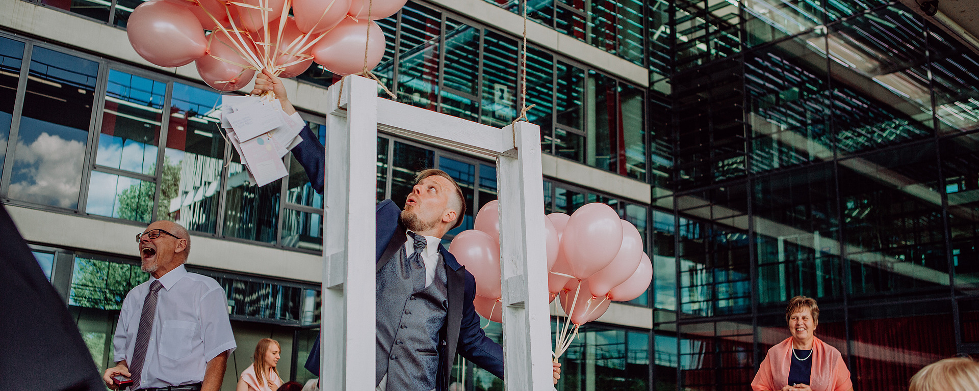 Bräutigam mit Luftballons und Holzbildrahmen